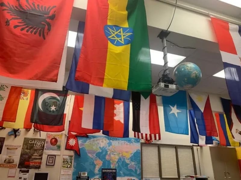 Učitel vyvěsil do třídy vlajky všech zemí, z nichž pochází jeho studenti.