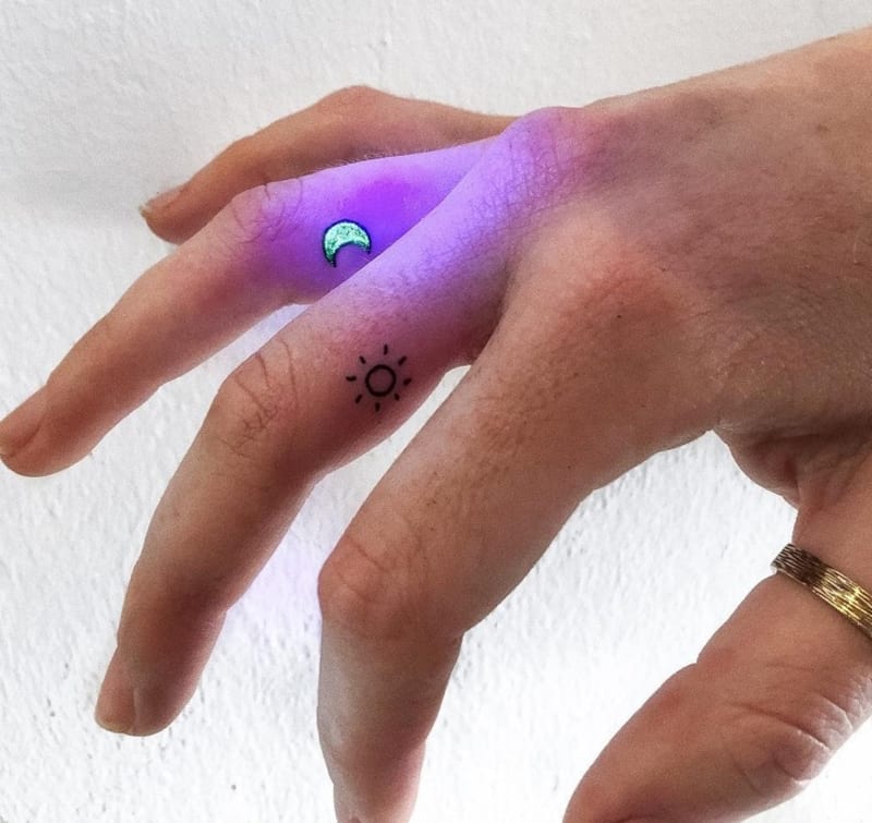 Tetování, která vypadají pod UV světlem jako z pohádky.