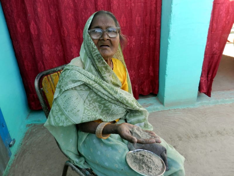 Žena z Indie dokáže denně sníst až kilogram písku - Obrázek 7