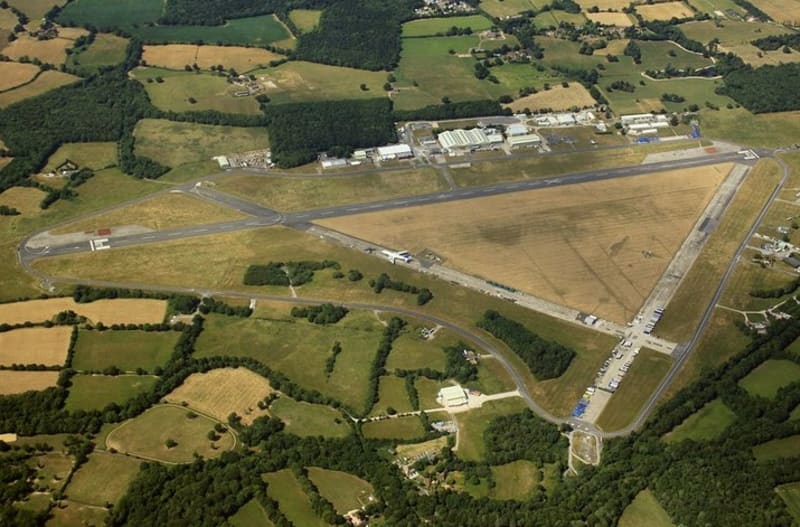 Takto vypadají letiští pozemky v Dunsfoldu. Na hlavních ranvejích probíhají testy a závody aut, v bílých hangárech sídlí studio, garáže aut, muzeum letectví a ten boeing na ranveji - ten je pravý a funkční. (Víceméně)