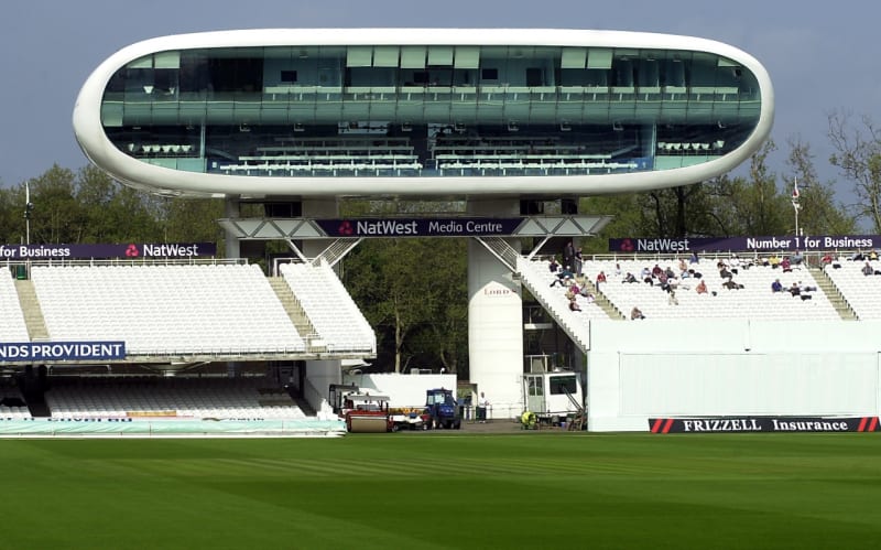 Centrální tribuna kriketového hřiště v Londýně posbírala mnoho ocenění. Oficiální název je Lord´s Media Centrum