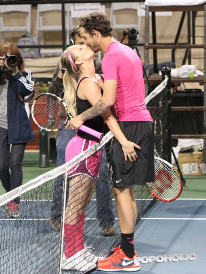 Kaley Cuoco hraje tenis s manželem - Obrázek 1