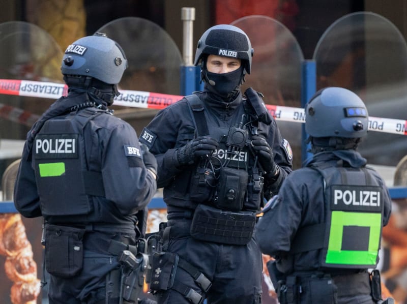 V západoněmeckém Duisburgu zranil útočník podle policie několik lidí.