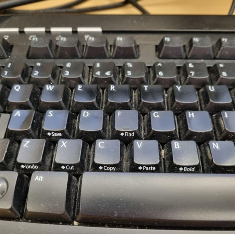 Konečně někoho napadlo dát klávesnicové zkratky přímo na klávesnici.