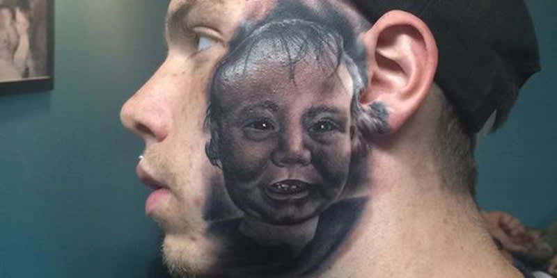 Christien si nechal na obličej vytetovat portrét svého syna.