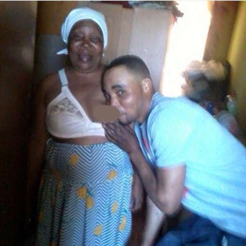 Při příležitosti oslavy se mladík rozhodl, že pořídí novou fotku s maminkou.