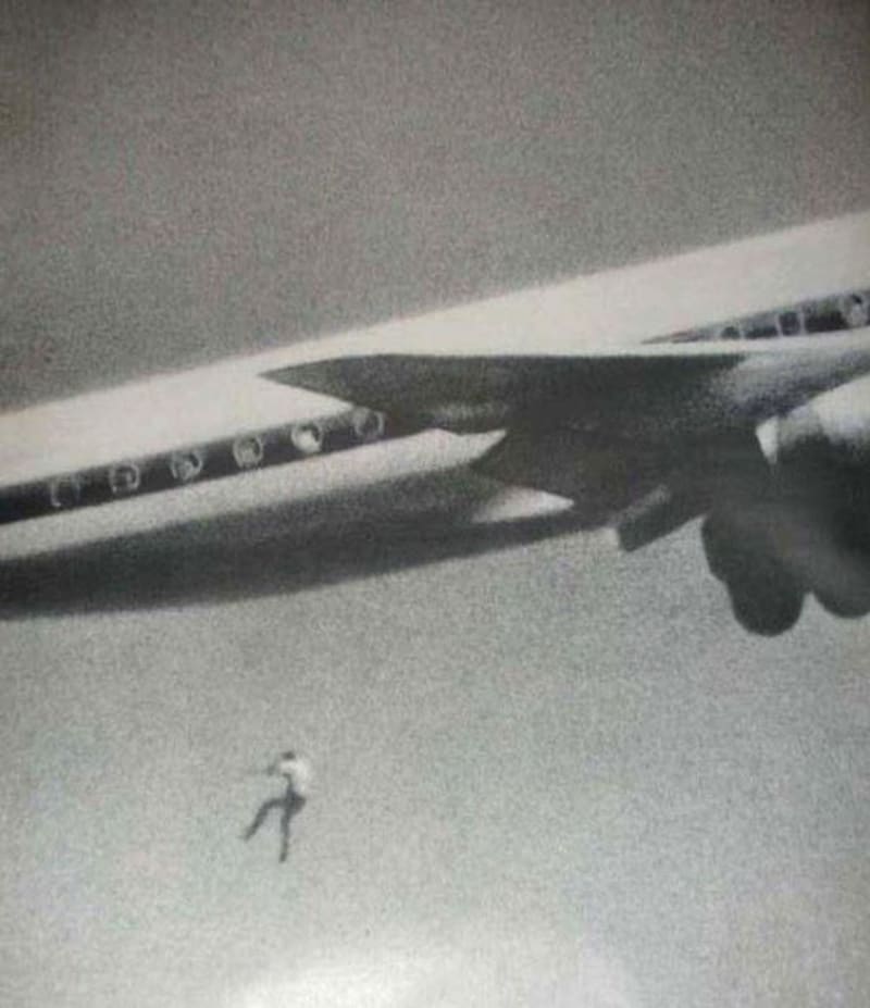 14letý Keith Sapsford se schoval za kolo letadla, které letělo ze Sydney do Japonska. Fotograf John Gilspin si testoval objektivy, když smrtelný pád chlapce omylem vyfotil.