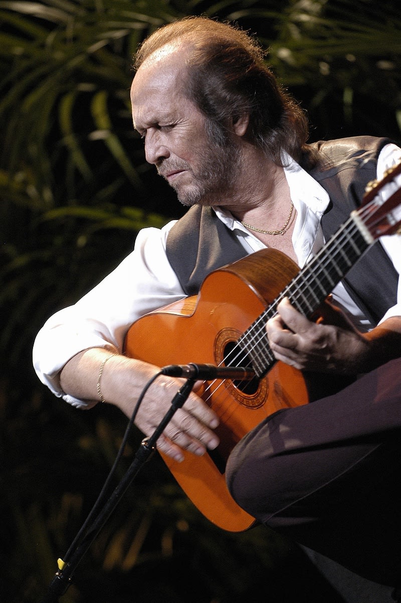 Ve věku 66 let zemřel legendární španělský kytarista Paco de Lucía. Hudebníka stihl infarkt v okamžiku, kdy si hrál se svými dětmi na pláži v mexickém Cancúnu. Kytarový virtuóz vystupoval po celém světě, několikrát zahrál i v České republice.