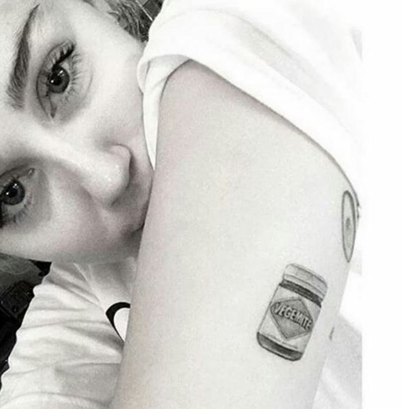 Miley Cyrus s tetovánáním pomazánky.