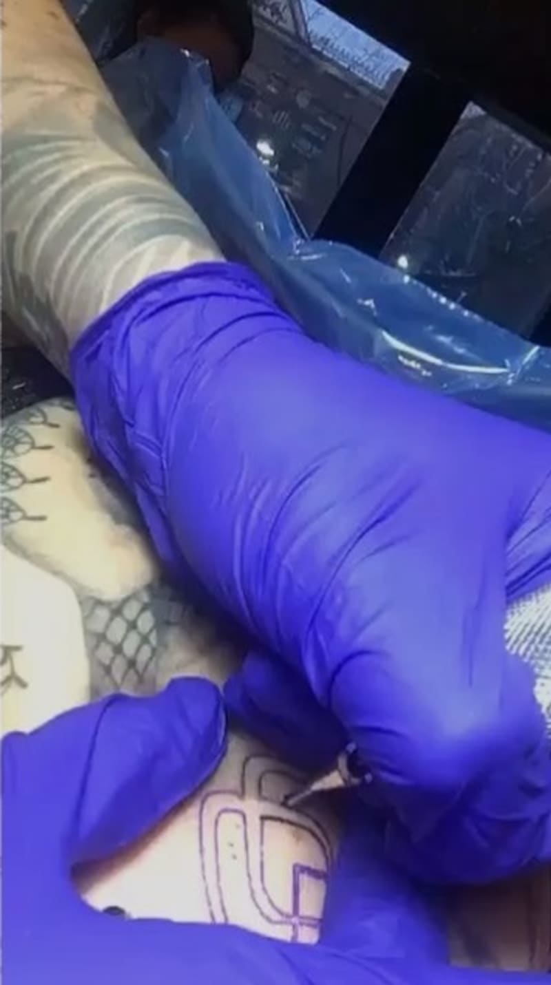 Gaga vyfotila i průběh tetování.