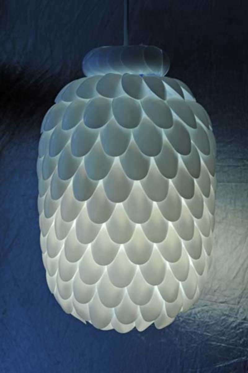 Na výrobu lampy budete potřebovat jednu velikou PET lahev a spoustu plastových lžiček.