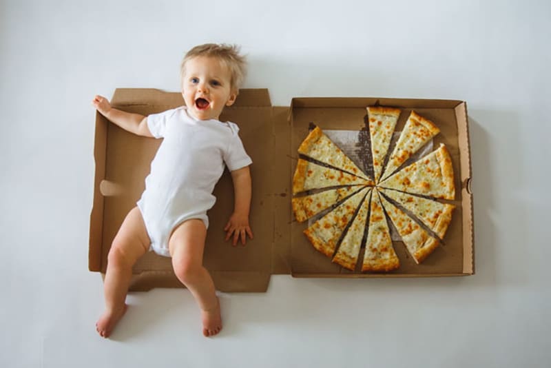Žena fotila svého syna s pizzou 11