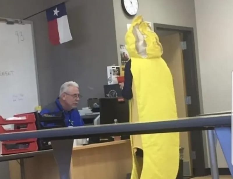 Suplující učitel, který přijde každý pátek do třídy v převleku banánu a zazpívá písničku.