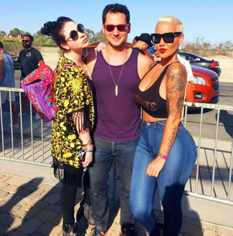 Amber Rose napsala status "My Coachella Baes @michelletrachtenberg & @mattmcgorry Jeans by @FashionNova ??