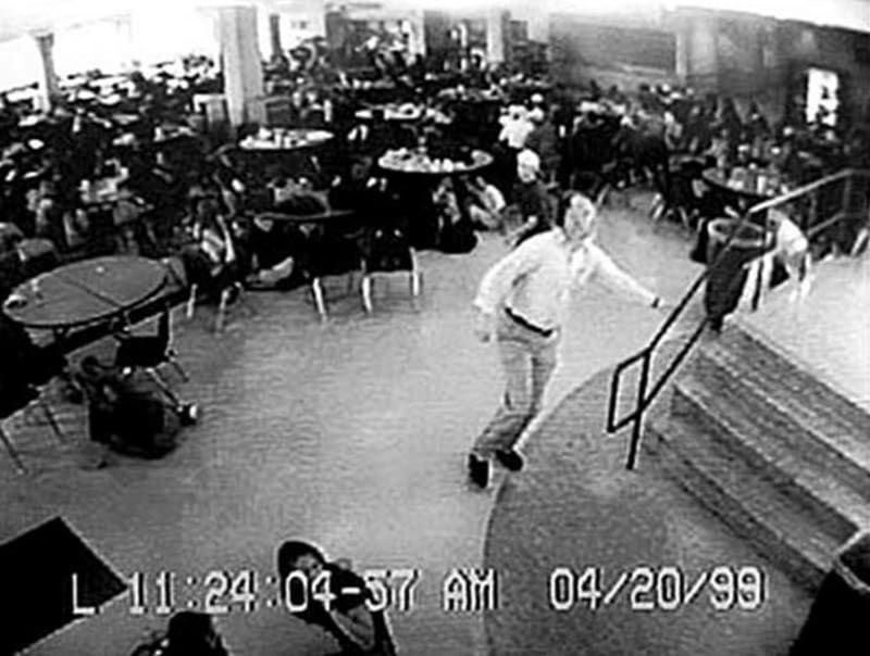 Fotka Williama Sanderse, jak vedl 100 studentů ven z kafetérie během smrtelné střelby na střední škole Columbine. Později byl zasažen dvěma ranami do hrudi a nepřežil.