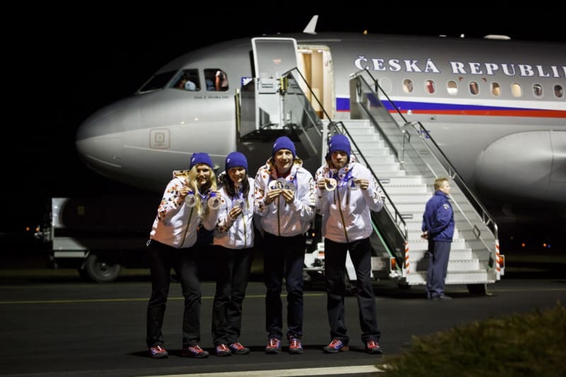 Druhá část české výpravy ze ZOH v Soči přiletěla 24. února večer na letiště v Praze - Kbelích. Na palubě speciálu byla mimo jiné úspěšná výprava biatlonistů ve složení Moravec, Soukup, Vítková a Soukalová.