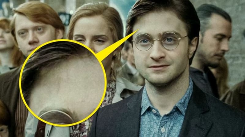V posledním záběru filmu je Harryho jizva znatelně vybledlá a sotva viditelná. Je to odkaz na poslední řádek knižní série, „Jizva ho už celých devatenáct let nezabolela. Všechno bylo, jak má být"