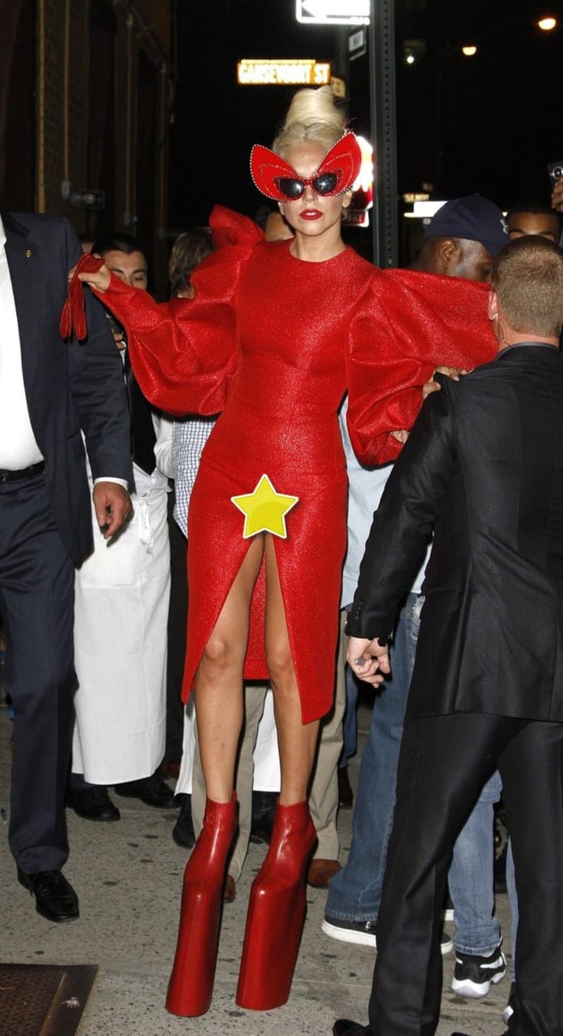 Zpěvačka Lady Gaga má vždy dokonalé modýlky... Tentokrát má však moc veliký rozparek :-)
