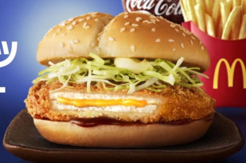 Katsu Burger, novinka z Japonska obsahující vepřový řízek plněný sýrem.
