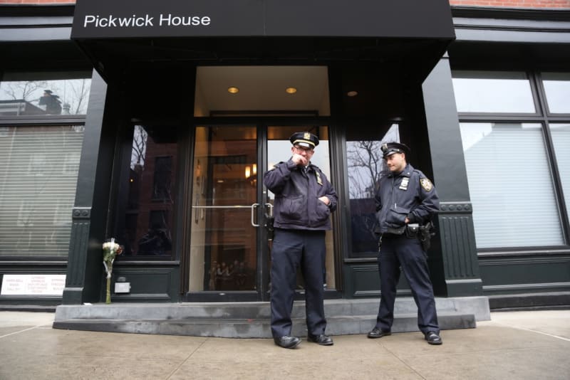 Policie hlídá u dveří domu, kde herec Philip Seymour Hoffman zemřel na údajné předávkování drogami