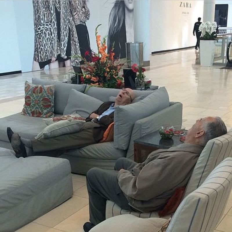 Muži unavení z nákupů 3