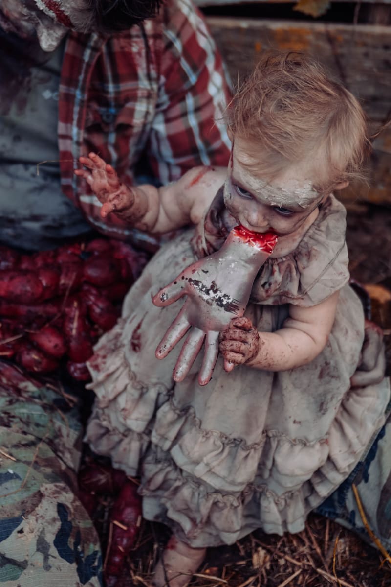 Matka proměnila manžela a dceru v zombíky