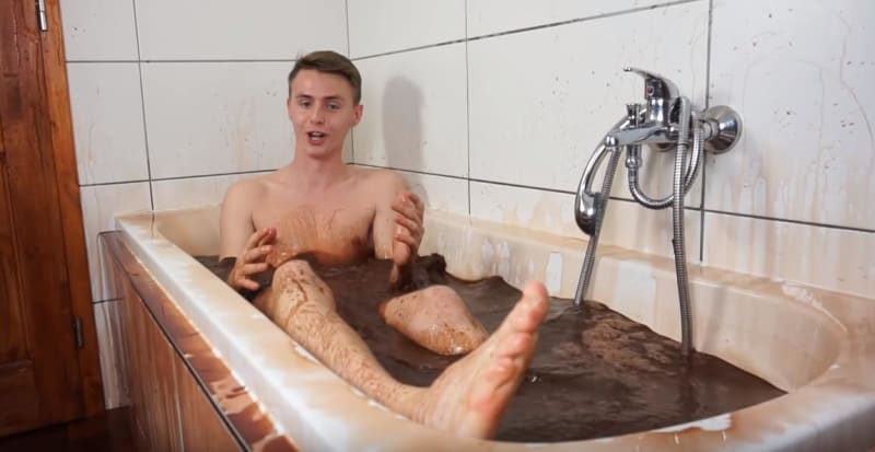 Youtubeři se rachtají ve vaně s čokoládou 3