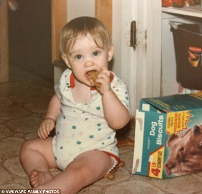 Maminka roku? Rozhodně tato, co nechá dítě jíst žrádlo pry a ještě ho přitom klidně fotí.