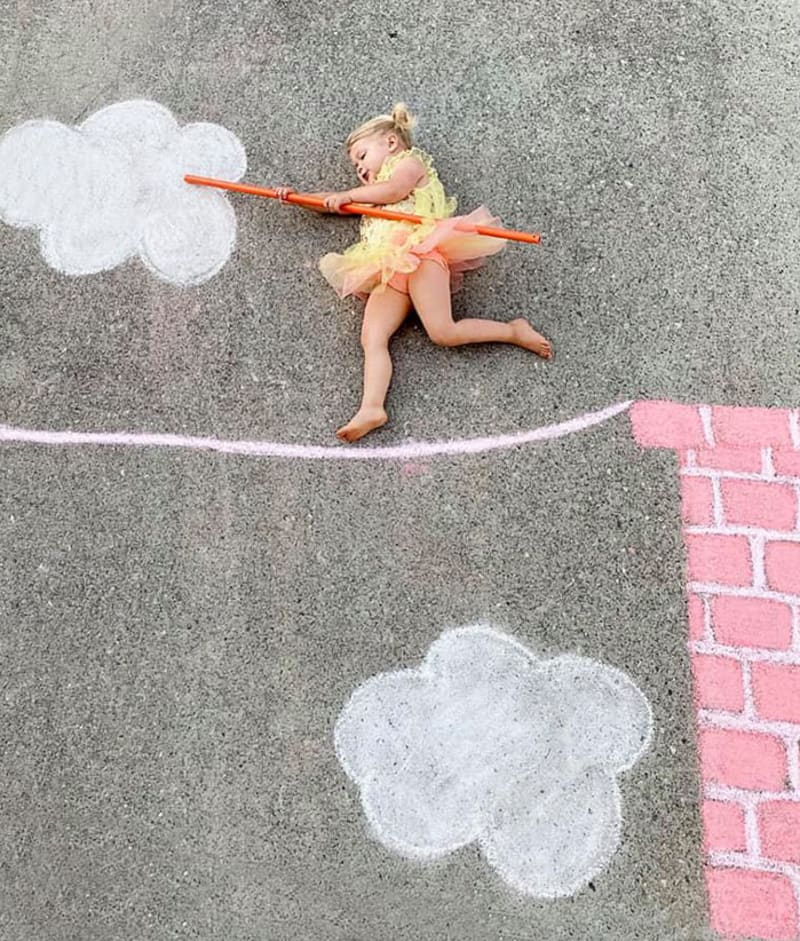 Žena fotí svou dceru s malbami na chodníku 16