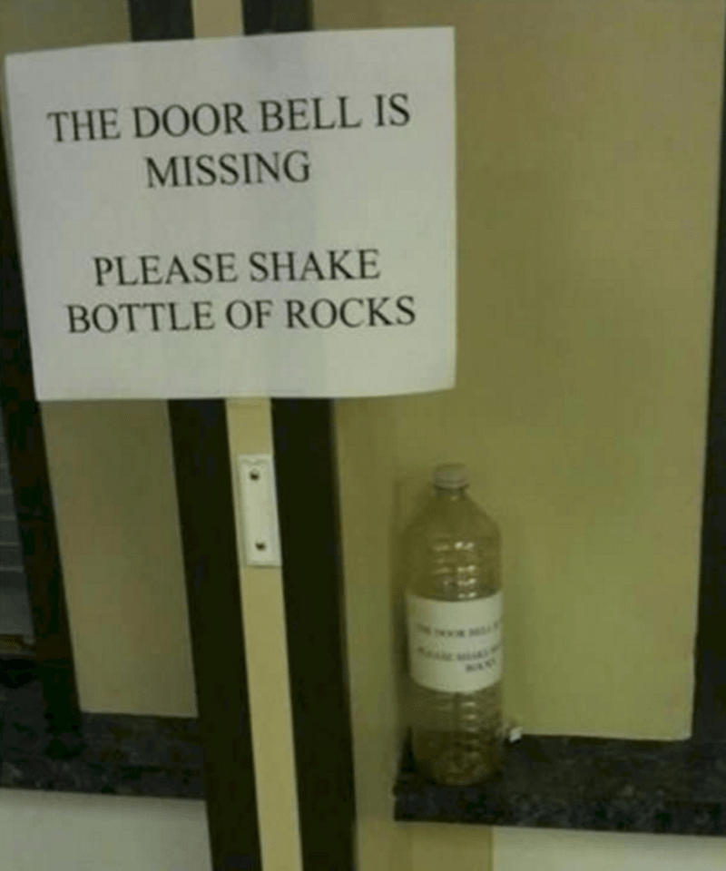 Místo zvonku zatřepte lahví s kameny.