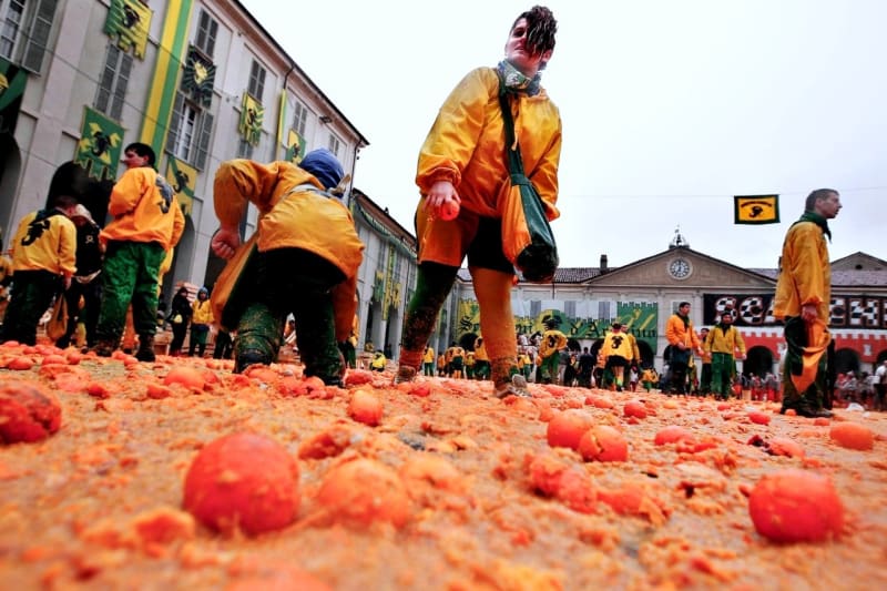 V italském městě Ivrea proběhla tradiční bitva organizovaných skupin, které po sobě hází pomeranče.