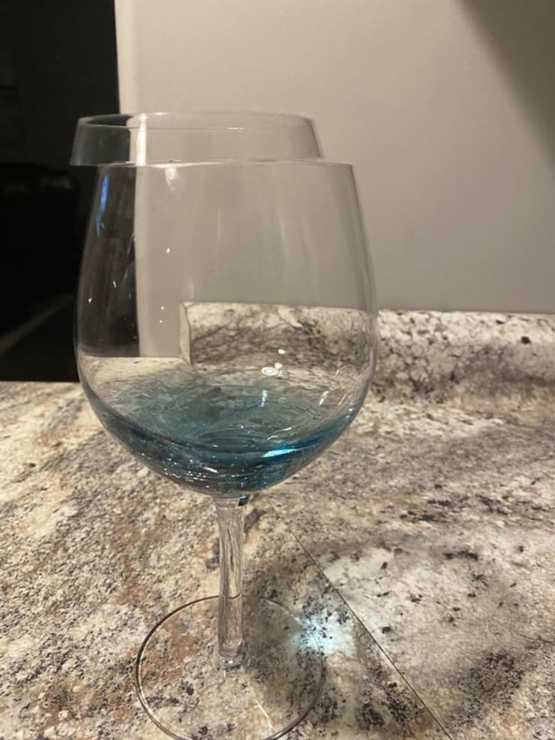 Je možné, aby se sklenice rozbila tak bezchybně?