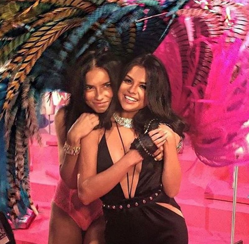 Selena Gomez se na přehlídce setkala se svou favoritkou Adrianou Limou z Brazílie.