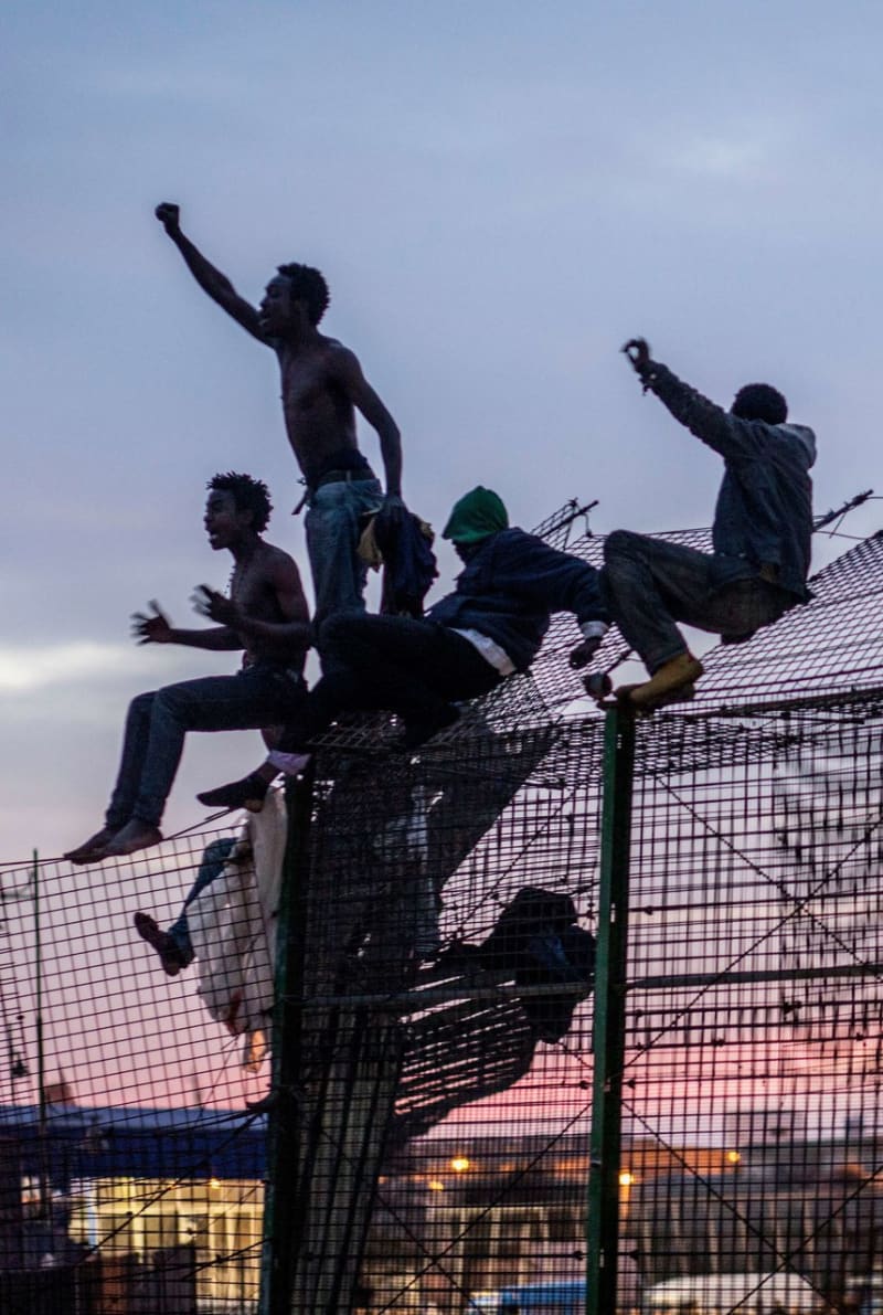 Několik stovek subsaharských Afričanů se pokusilo překonat hranice a dostat se do španělské enklávy Melilla. Podle některých zpráv se to několika desítkám z nich povedlo.