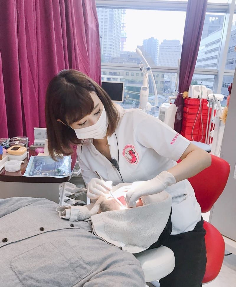 Sexy zubařka Manaka Nishihara má asi pacientů víc než dost.