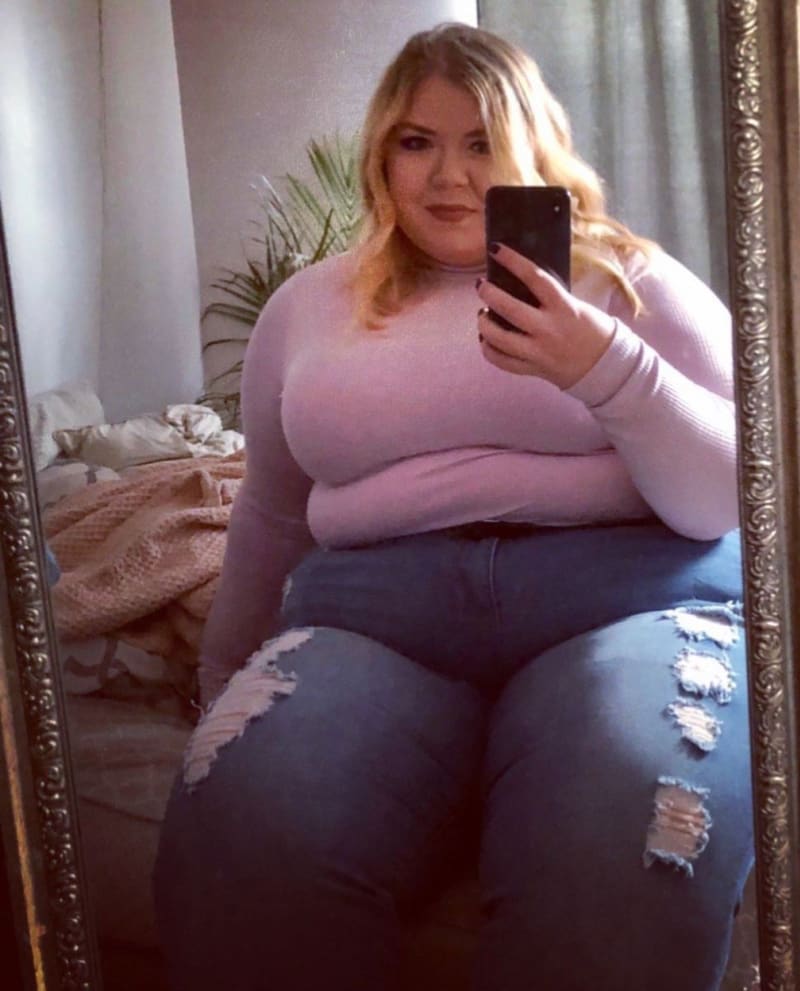 Obézní žena kašle na diety a fotí se v bikinách 9
