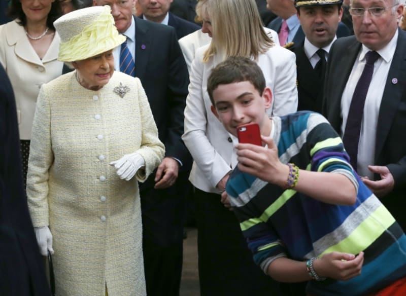 Nejlepší selfie roku 2014 - královna Alžběta II s fanouškem