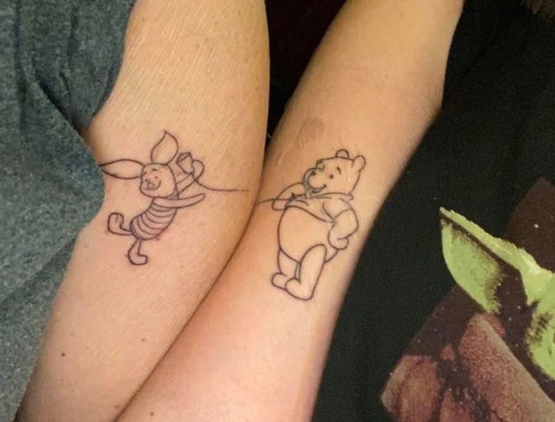 Matka s dcerou si nechali udělat propojené tetování jejich dětského idolu, medvídka Pú..