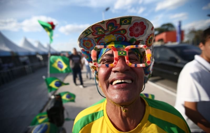Obří brýle, brazilský dres a barevná kšiltovka - to je jen malé množství z věcí, které mají fanoušci a fanynky na sobě.