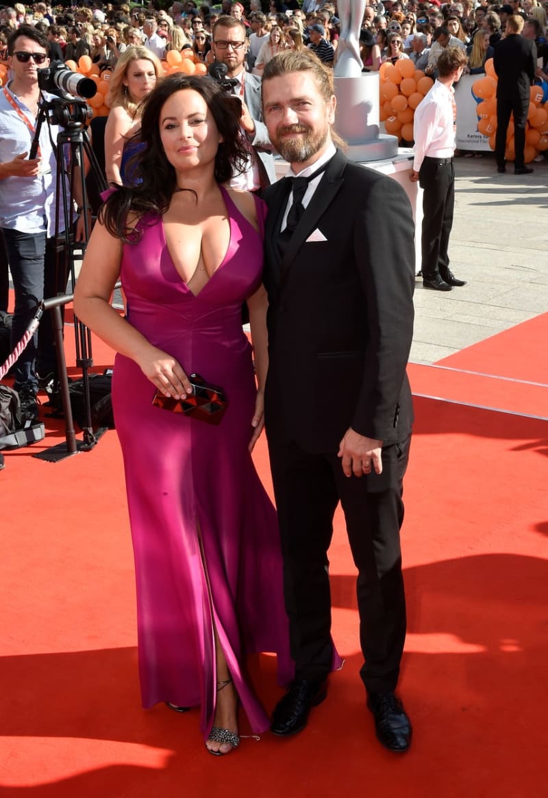 Jitka Čvančarová s manželem Petrem Čadkem v šatech, kterými na sebe strhla mnoho pozornosti.