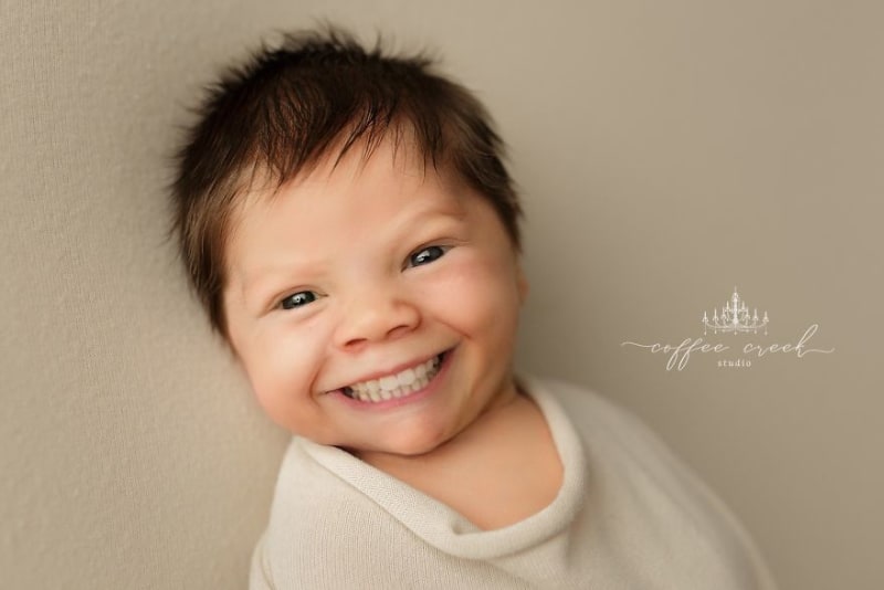Fotografka pomocí aplikace přidala novorozencům zuby 14