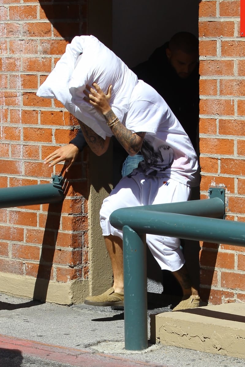 Justin Bieber si zakrýval tvář polštářem. Co se mu stalo?