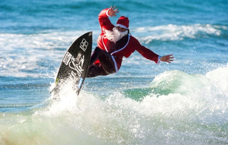 Někde jinde možná Santa Claus jezdí na sobech, v Austrálii ale krotí vlny na surfu. A rozhodně vypadá, že mu to jde skvěle. Posuďte sami.