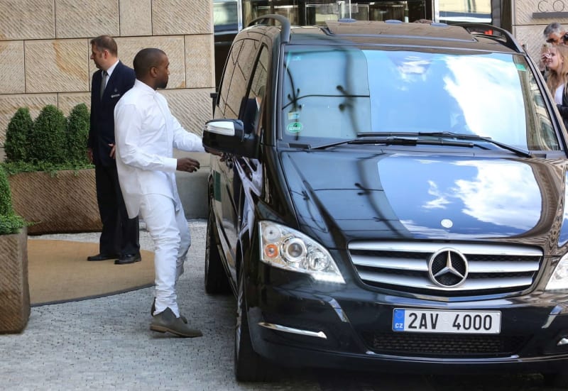 Kanye také zvolil na obřad své kamarádky outfit bílé barvy