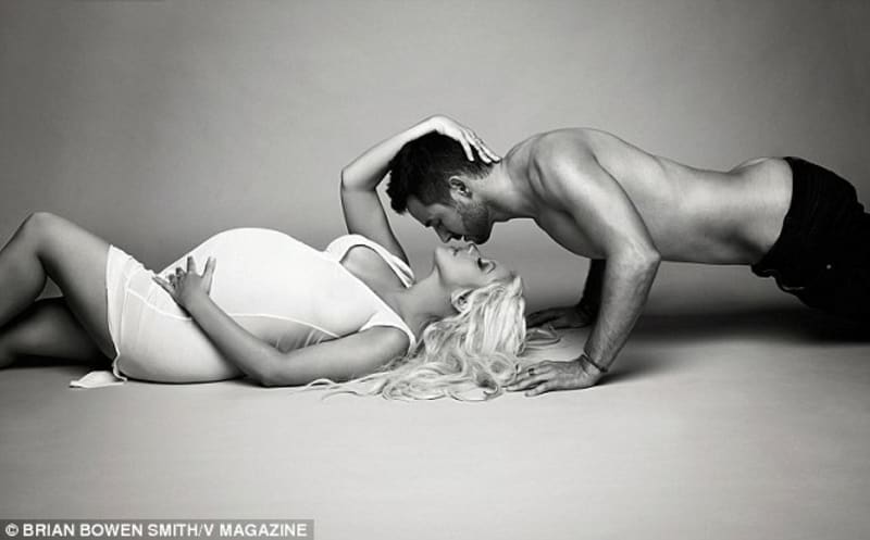 Christina Aguilera a její sexy fotky s těhotenským bříškem - Obrázek 10