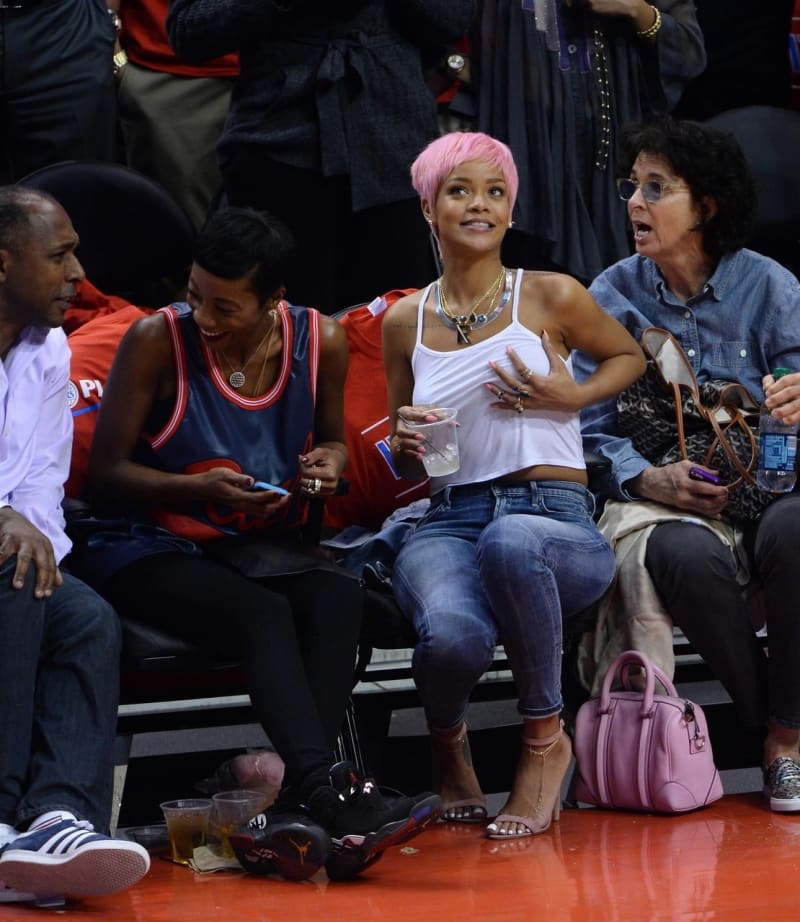 Rihanna s novou barvou vlasů a bez podprsenky vyrazila na basket