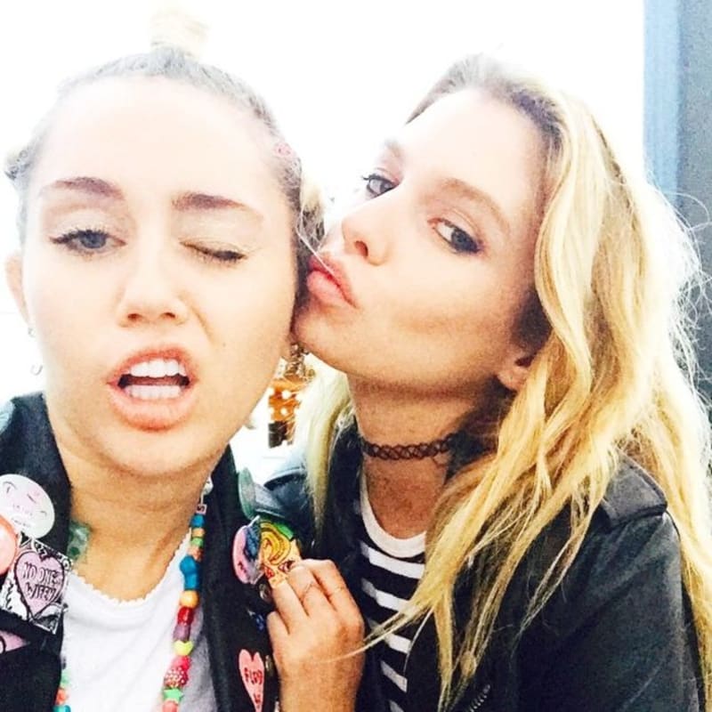 Miley Cyrus a její milenka Stella Maxwell.