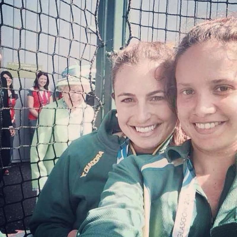Internet dobylo i selfie s královnou Alžbětou v pozadí, které pořídila studentka Jayde Taylor na Hrách Commonwealthu