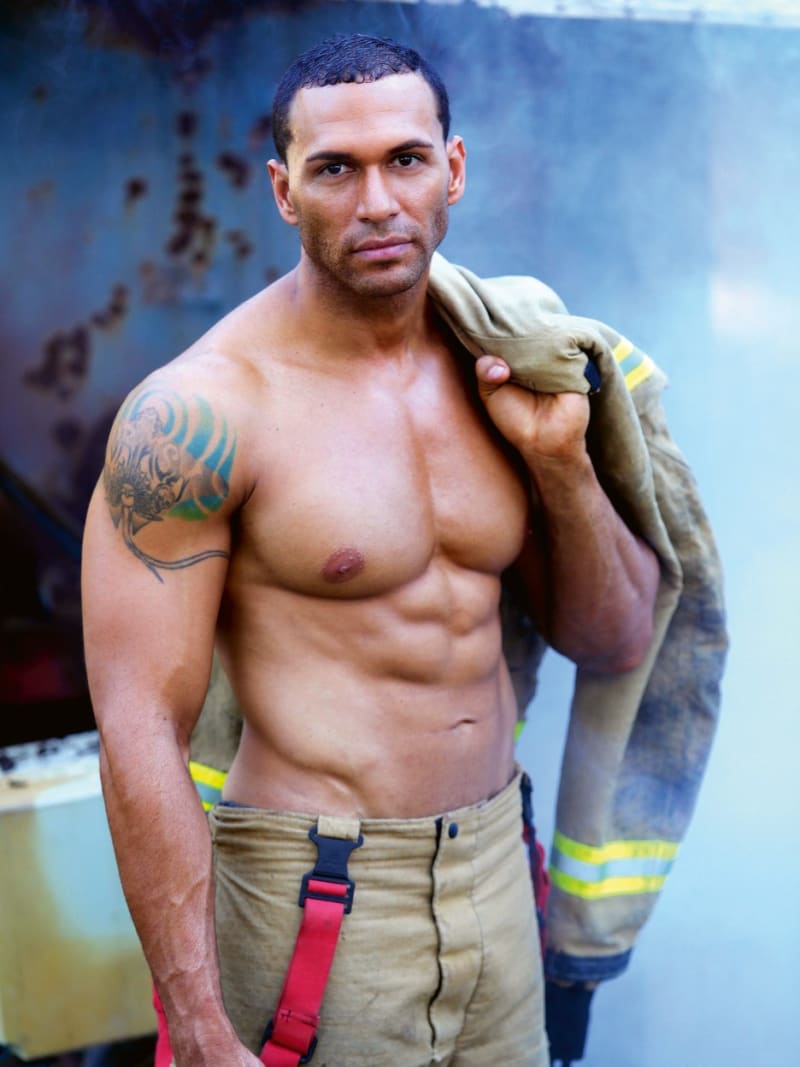 Sexy hasiči nafotili kalendář 13