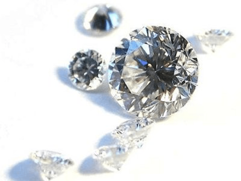 4. Diamanty – To je bez diskuze, diamanty lze přibližně koupit za 286 000 za karát.